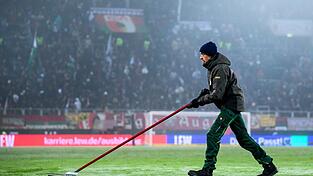 Schnee schippen ist angesagt: Die Fußball-Bundesliga vor dem Start. (Archivbild) Schnee schippen ist angesagt: Die Fußball-Bundesliga vor dem Start. (Archivbild)