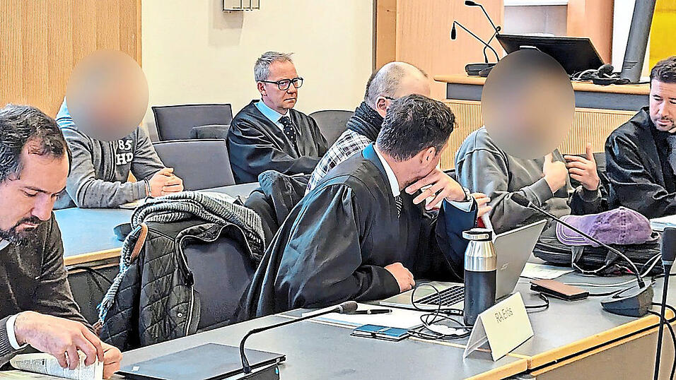 Der &bdquo;Hauptt&auml;ter&ldquo; (2. v. r.) will Schulden bei einem &bdquo;Kredithai&ldquo; gehabt und deswegen seinen Bekannten zu den Einbr&uuml;chen angestiftet haben.