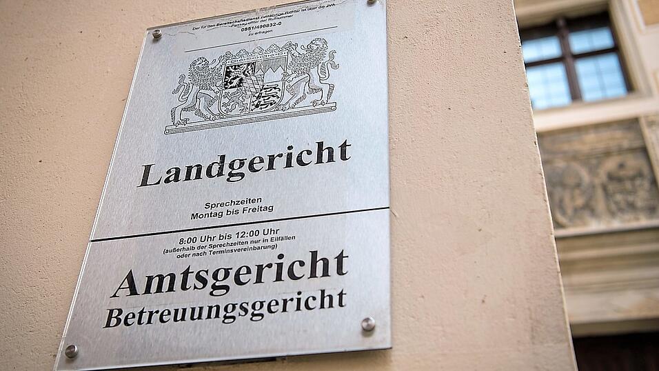 Am Landgericht Passau ist ein Bewerber aus der rechtsextremen Szene angenommen worden. Am Landgericht Passau ist ein Bewerber aus der rechtsextremen Szene angenommen worden.