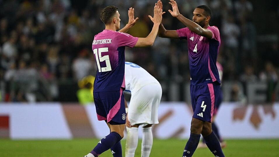 Nico Schlotterbeck (l) und Jonathan Tah harmonieren gut im Abwehrzentrum. (Archivbild)