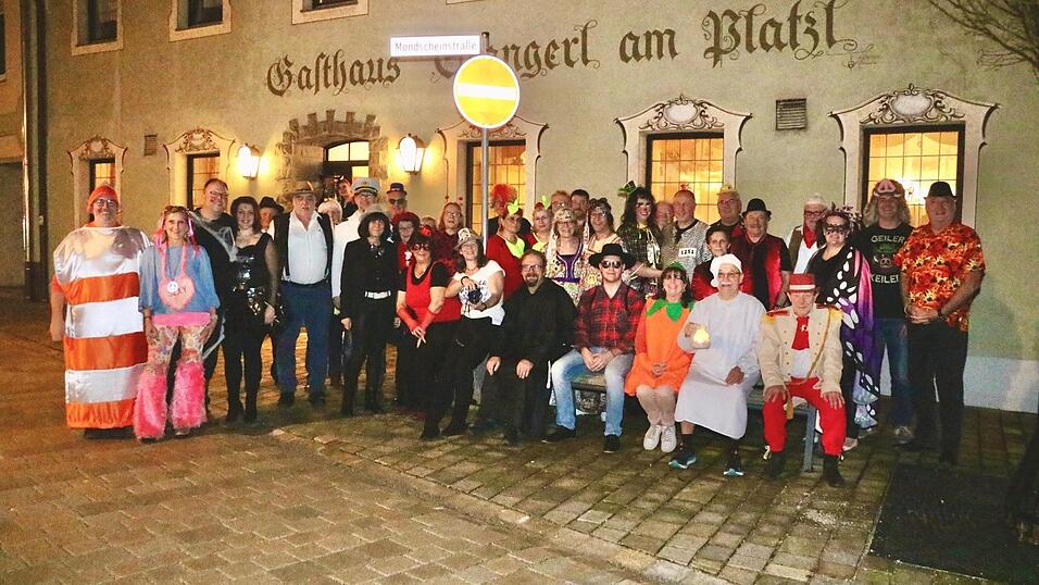 Kurze Gesangspause: Die Mitglieder des Stammtisches 'Gem&uuml;tlichkeit' zusammen mit ihren Damen vorm Gasthaus 'Stangerl'.