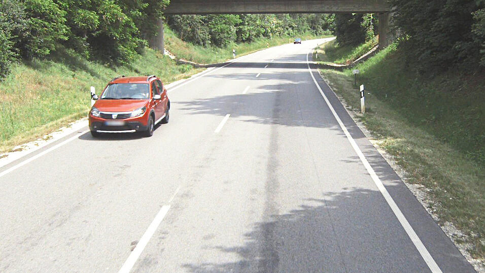 Das Staatliche Bauamt saniert auf Höhe des Siegenburger Freibads (Perkaer Weg) wegen eines Anfahrschadens die Brücke über die B 299. Das Staatliche Bauamt saniert auf Höhe des Siegenburger Freibads (Perkaer Weg) wegen eines Anfahrschadens die Brücke über die B 299.