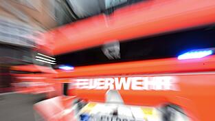 Die Feuerwehr rettete den Mann mit Verbrennungen aus dem Keller. (Symbolbild)