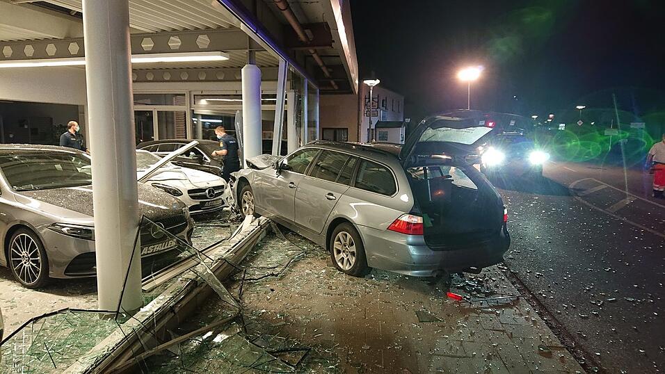 Ein Autofahrer ist in Rottenburg in den Verkaufsraum eines Autohauses gefahren.