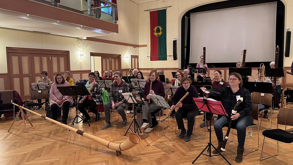 Die Teilnehmer mit Organisatorin und Leiterin Doris Kittelmann (Mitte). Vorne ist das Alphorn zu sehen.