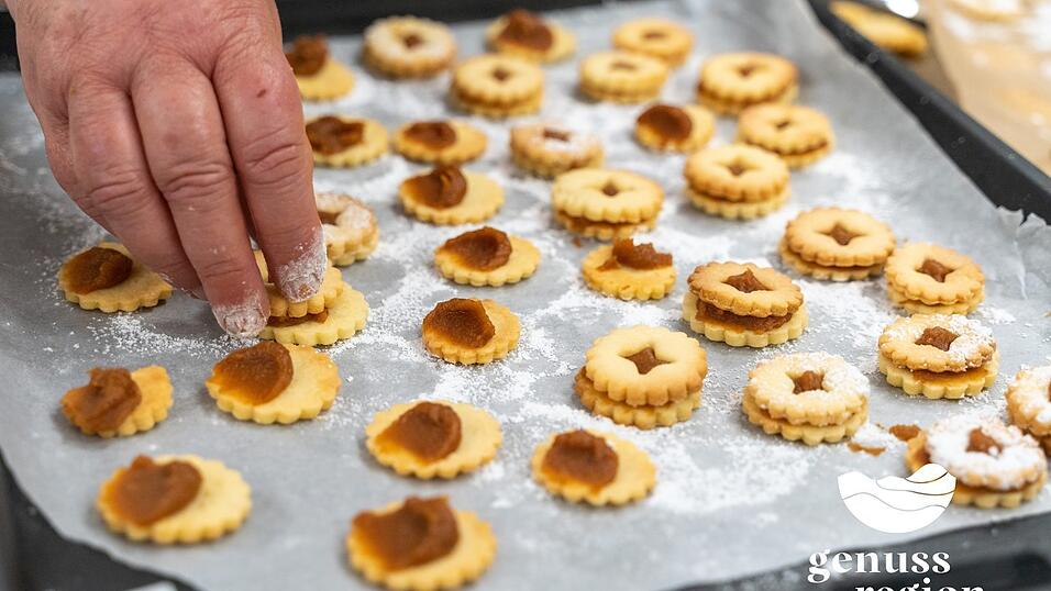 Die Plätzchen sollten im Ofen keine braune Farbe annehmen. Die Plätzchen sollten im Ofen keine braune Farbe annehmen.