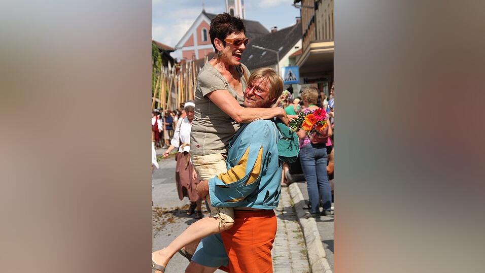 Die schönsten Augenblicke des historischen Drachenstich-Festzuges 2016. Die schönsten Augenblicke des historischen Drachenstich-Festzuges 2016.