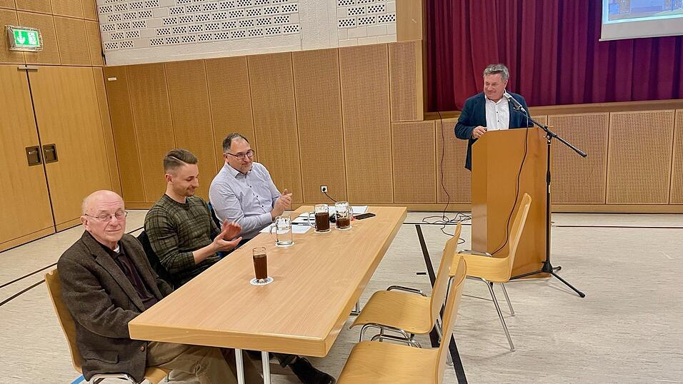 B&uuml;rgermeister Johannes Schmid beim Rechenschaftsbericht.