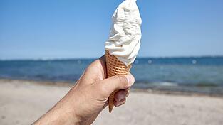 Eis ist der perfekte Begleiter für den Sommer.