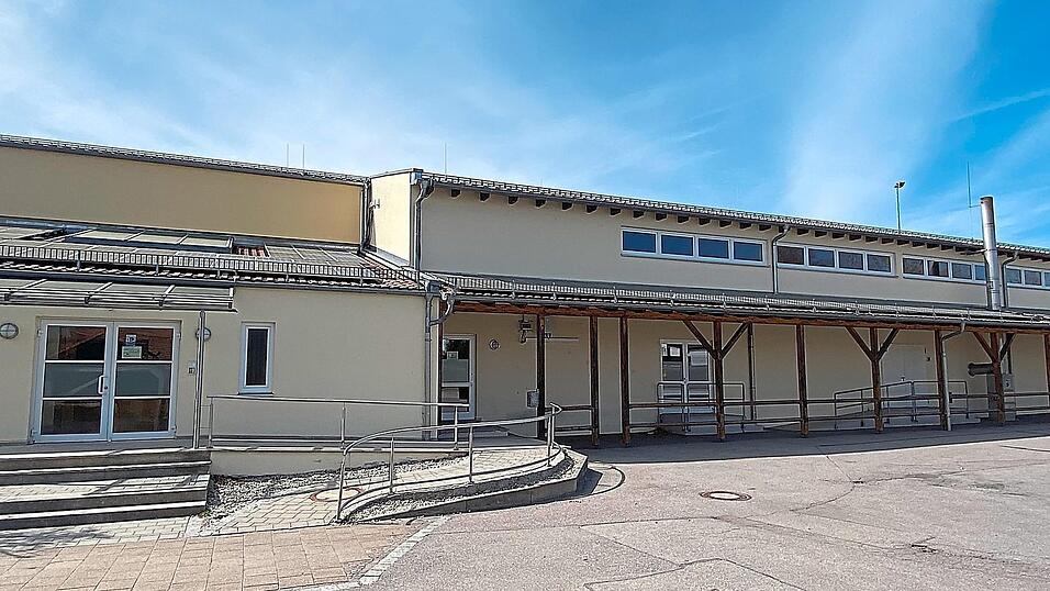 Die Lüftungsanlagen in der Schulsporthalle sind in die Jahre gekommen. Zunächst wird die Anlage in den Umkleiden und Duschräumen erneuert, im nächsten Jahr ist eine Erneuerung der Lüftung im Hallenbereich geplant. Die Lüftungsanlagen in der Schulsporthalle sind in die Jahre gekommen. Zunächst wird die Anlage in den Umkleiden und Duschräumen erneuert, im nächsten Jahr ist eine Erneuerung der Lüftung im Hallenbereich geplant.