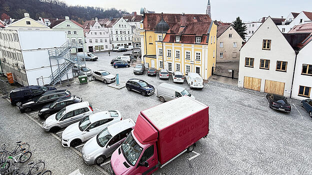 Am Regierungsplatz gibt es einige Parkplätze. Wie sie erhalten bleiben, ist gerade unklar. Am Regierungsplatz gibt es einige Parkplätze. Wie sie erhalten bleiben, ist gerade unklar.