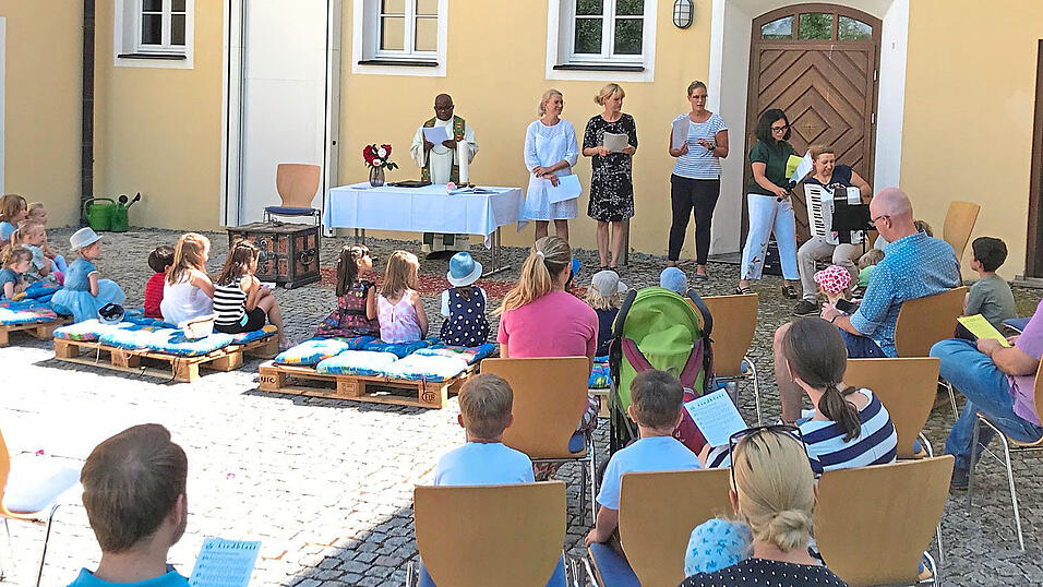 Auch w&auml;hrend der Corona-Zeit hat sich das Zwergerlgottesdienstteam immer wieder nette Aktionen ausgedacht, damit die Kirche ins Kinderleben eingebunden wird: Pfarrer Hilary Muotoe, Renea Peschl, Bianca Zehentbauer, Irene Klingl, Sigrid Schl&uuml;ter und Inga R&ouml;hrl (hinten, von links).
