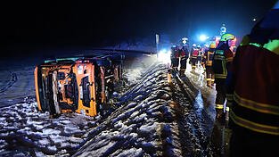Ein M&uuml;llfahrzeug st&uuml;rzte bei Sch&ouml;llnach in den Graben.