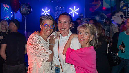 Die mehrfache Kickbox-Weltmeisterin Julia Irmen (M.) war mit Freundinnen am Feiern.