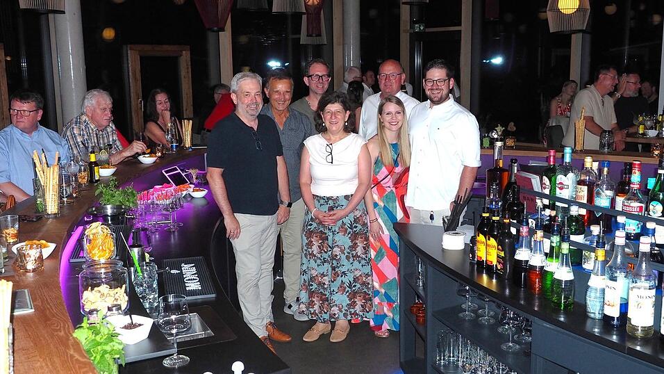 Mit einem Gala-Benefizabend feierte das Hotel Riedlberg die Auszeichnung der Hotelbar zusammen mit den Handwerksbetrieben und Partnern w&auml;hrend der Bauzeit: Stephan M&uuml;hlbauer (v. l.), Wolfgang Wilde, Andreas Obernauer, Kerstin M&uuml;hlbauer, Lena M&uuml;hlbauer, Franz Freimuth und Florian M&uuml;hlbauer