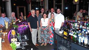 Mit einem Gala-Benefizabend feierte das Hotel Riedlberg die Auszeichnung der Hotelbar zusammen mit den Handwerksbetrieben und Partnern w&auml;hrend der Bauzeit: Stephan M&uuml;hlbauer (v. l.), Wolfgang Wilde, Andreas Obernauer, Kerstin M&uuml;hlbauer, Lena M&uuml;hlbauer, Franz Freimuth und Florian M&uuml;hlbauer