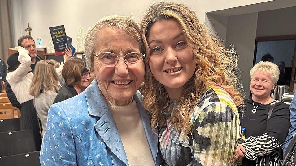 Kathi Kattinger mit ihrer inzwischen 86 Jahre alten Oma Lotti nach einem Auftritt Kathi Kattinger mit ihrer inzwischen 86 Jahre alten Oma Lotti nach einem Auftritt