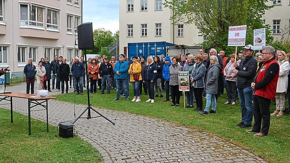 Mehr als 200 Teilnehmer fanden sich am Donnerstagabend im Garten des Mainburger Krankenhauses zur Mahnwache ein. Werner Hampel (links), der Initiator der Initiative der 'Krankenhaus-Retter', schwor sie auf ein Bürgerbegehren ein. Der Bürgerentscheid soll laut seiner Aussage zusammen mit der Kommunalwahl am 8. März nächsten Jahres stattfinden. Mehr als 200 Teilnehmer fanden sich am Donnerstagabend im Garten des Mainburger Krankenhauses zur Mahnwache ein. Werner Hampel (links), der Initiator der Initiative der 'Krankenhaus-Retter', schwor sie auf ein Bürgerbegehren ein. Der Bürgerentscheid soll laut seiner Aussage zusammen mit der Kommunalwahl am 8. März nächsten Jahres stattfinden.