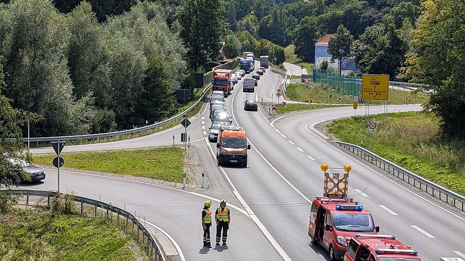Nach dem Unfall wurde am Mittwochmittag die B 20 halbseitig gesperrt.