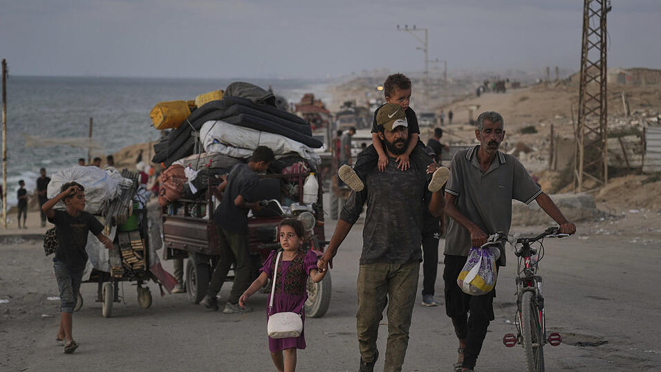 Als Israel eine erweiterte Operation in Gaza-Stadt ankündigt, fliehen Palästinenser aus dem nördlichen Gazastreifen entlang der Küstenstraße in Richtung Süden.