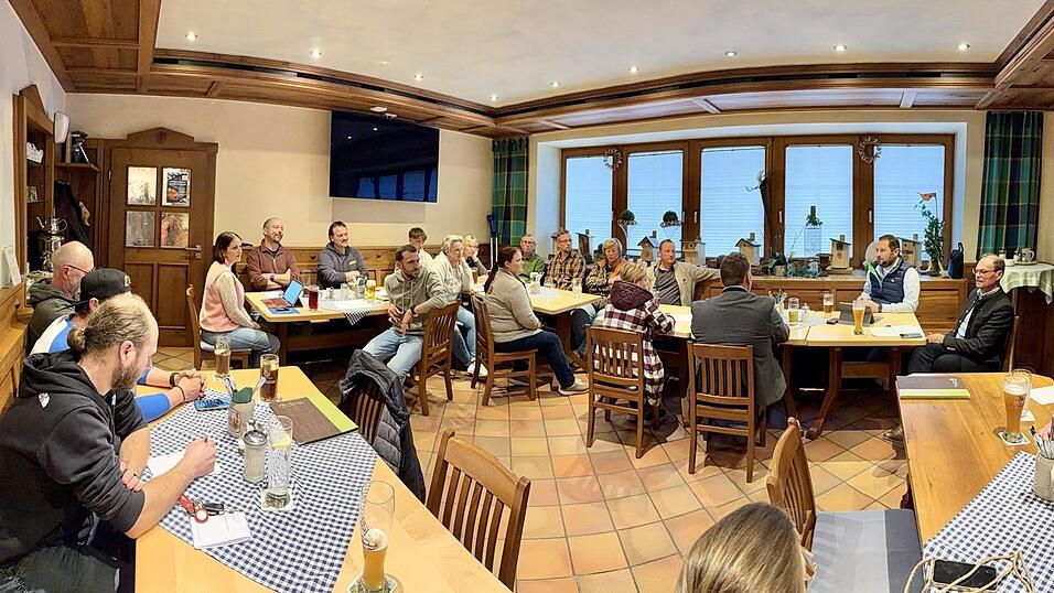 Messeverein-Vorsitzender Wolfgang Sch&auml;chtl (Zweiter von rechts) hatte zur Besprechung nach der Jahresversammlung auch Nichtmitglieder&nbsp;eingeladen, um f&uuml;r seine Ideen zu werben.
