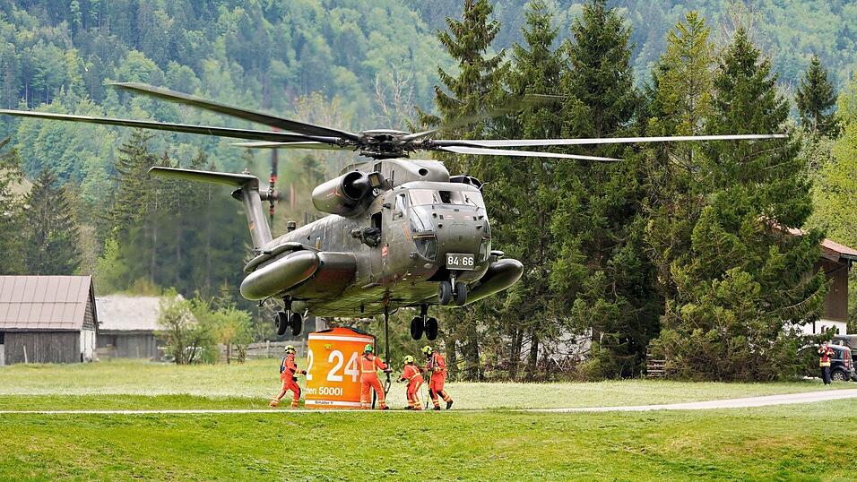 Hubschrauber starten weiter zu L&ouml;schfl&uuml;gen.
