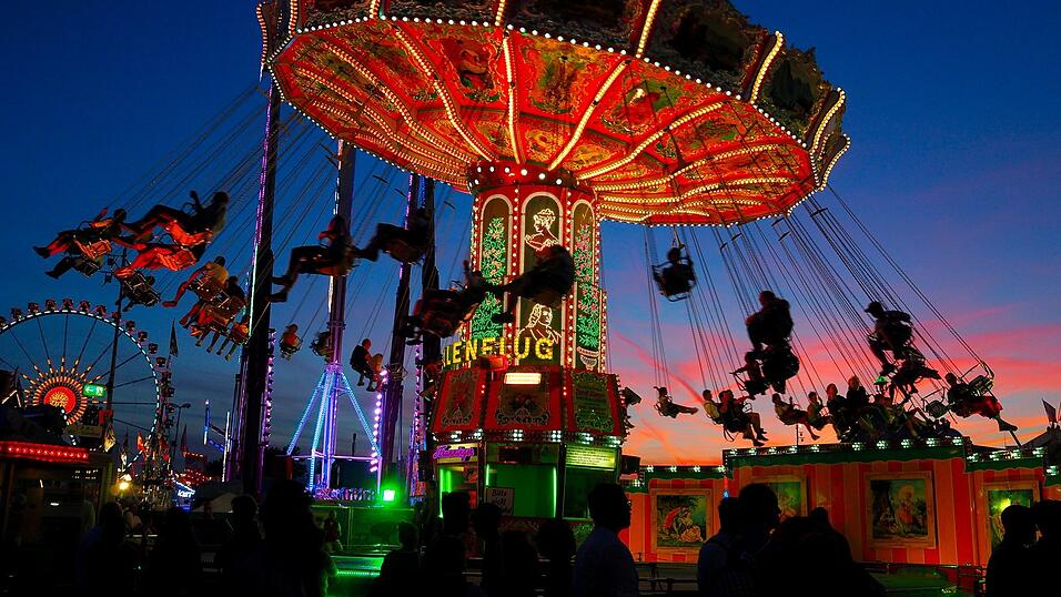 Auch eine Fahrt im Kettenkarussell gibt uns den nötigen Weitblick, um in unserem Blog über das Gäubodenvolksfest zu schwärmen, zu schimpfen und zu scherzen. Auch eine Fahrt im Kettenkarussell gibt uns den nötigen Weitblick, um in unserem Blog über das Gäubodenvolksfest zu schwärmen, zu schimpfen und zu scherzen.