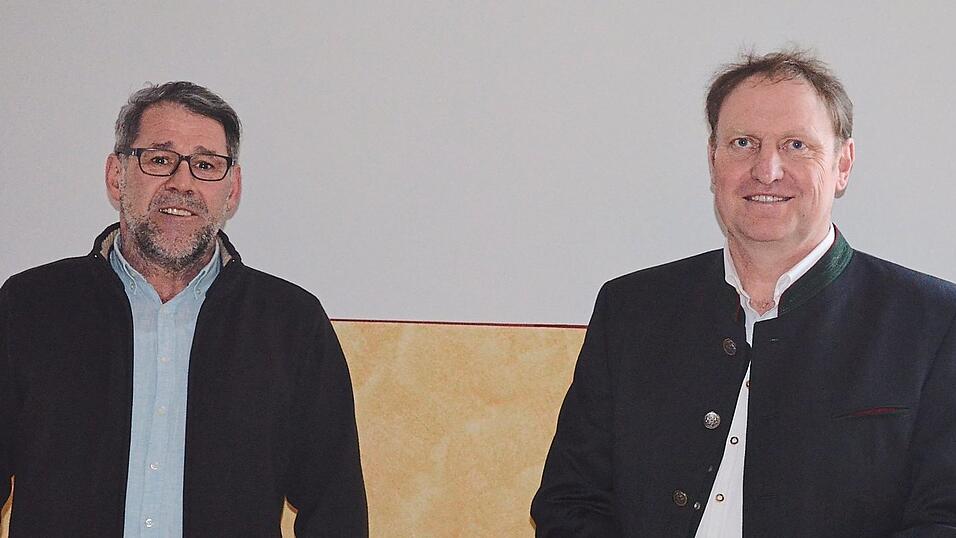 165 Stimmen trennten am Ende Martin Betzinger (l.) und Max Limbrunner. Nach dem Bekanntwerden des Ergebnisses verzichteten beide zwar auf den Handschlag, zeigten sich aber zufrieden und freuen sich auf die Zusammenarbeit. 165 Stimmen trennten am Ende Martin Betzinger (l.) und Max Limbrunner. Nach dem Bekanntwerden des Ergebnisses verzichteten beide zwar auf den Handschlag, zeigten sich aber zufrieden und freuen sich auf die Zusammenarbeit.