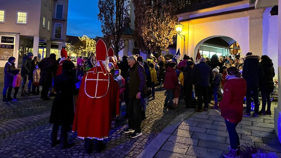Vor der Kirche sammelte sich schon eine ganze Kinderschar mit ihren Eltern, um den Segen des Heiligen Nikolauses zu empfangen. Vor der Kirche sammelte sich schon eine ganze Kinderschar mit ihren Eltern, um den Segen des Heiligen Nikolauses zu empfangen.