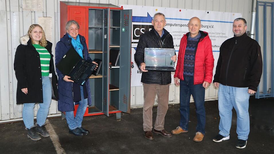 Der neue Spendenschrank mit Sabine Obermeier (von links) und Annegret Wolfseher (Leiterin des Amtes für Kreislaufwirtschaft und Flottenmanagement), Bürgermeister Ludwig Artinger sowie dem CS-R-Vorsitzendem Johannes Hundshammer und einem seiner Mitarbeiter.