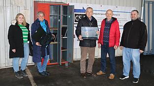 Der neue Spendenschrank mit Sabine Obermeier (von links) und Annegret Wolfseher (Leiterin des Amtes für Kreislaufwirtschaft und Flottenmanagement), Bürgermeister Ludwig Artinger sowie dem CS-R-Vorsitzendem Johannes Hundshammer und einem seiner Mitarbeiter.
