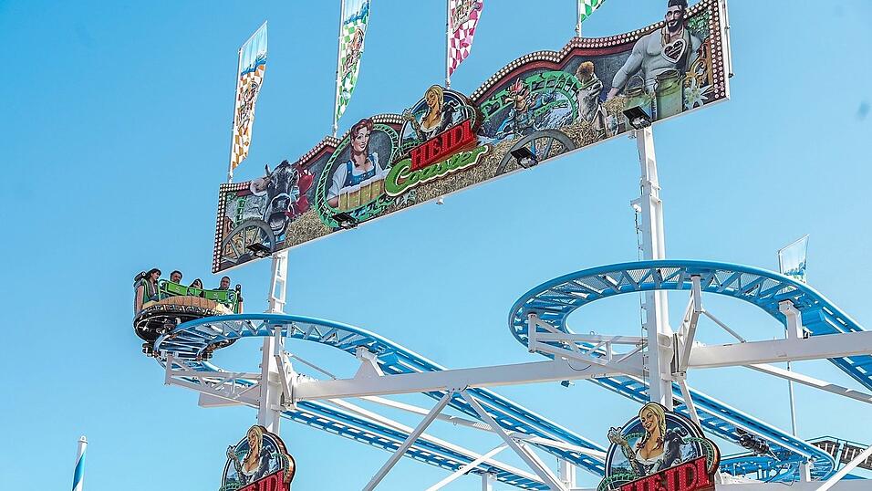 Ganz sch&ouml;n zackig geht es bei der Drehachterbahn Heidi - The Coaster mit einem Boost Lift auf 13 Meter H&ouml;he. Das ist kein gem&uuml;tliches Gegondel, bei dem der Fahrgast seinen Blick &uuml;ber die Festwiese schweifen lassen kann. Vier Mutige k&ouml;nnen in der Dreh-Achterbahn sitzen, die sich auf 430 Metern Schienenl&auml;nge in die Kurve legt - und das bei einer Geschwindigkeit bis zu 58 Kilometern pro Stunde. Weil bis zu vier Personen in den Drehgondeln Platz haben, k&ouml;nnen sich &Auml;ngstliche oder kleine, mutige Fahrg&auml;ste rechts und links die Schwei&szlig;h&auml;ndchen halten lassen.