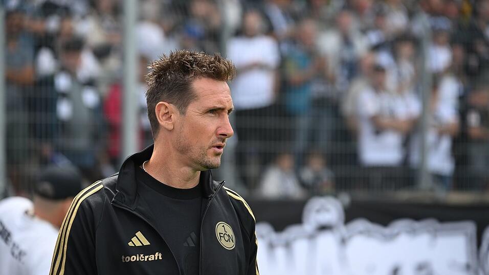 Miroslav Klose freut sich über einen Neuzugang.