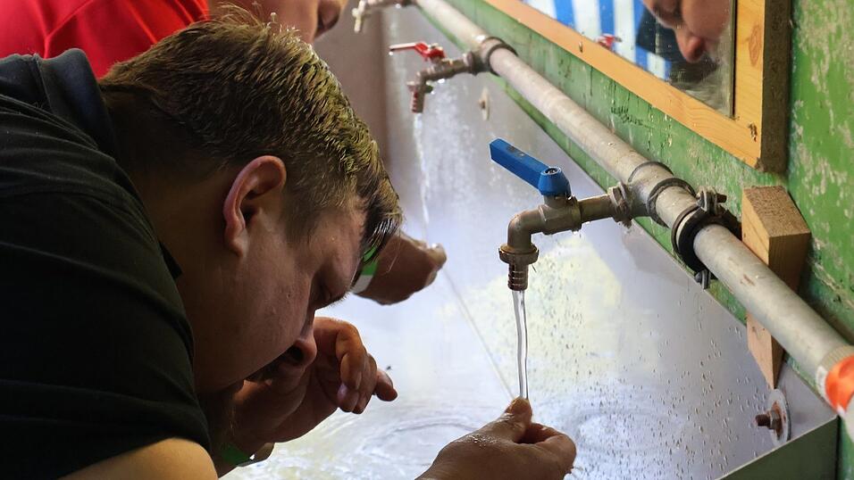 Zähflüssige Schmalzlerreste kleben am Waschbecken. Zähflüssige Schmalzlerreste kleben am Waschbecken.