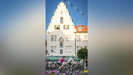 Der historische Stadtplatz von Abensberg ist nicht nur f&uuml;r Radfahrer ein lohnendes Ziel.