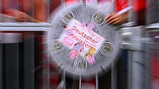 Die Fans beider Clubs gerieten vor dem Stadion aneinander.
