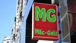In vielen ostdeutschen Städten gibt es Filialen der Kette Mäc Geiz. In vielen ostdeutschen Städten gibt es Filialen der Kette Mäc Geiz.