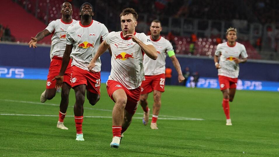 Brajan Gruda von RB Leipzig (M.) jubelt mit seinen Teamkollegen nach dem Treffer zum 1:0. Brajan Gruda von RB Leipzig (M.) jubelt mit seinen Teamkollegen nach dem Treffer zum 1:0.