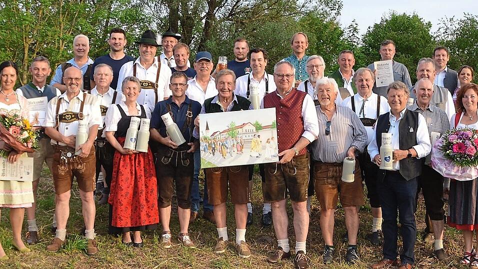 Zahlreiche Personen, die sich um das Volksfest engagiert hatten, wurden zu 'Volksfest-Botschaftern von Oabo' ernannt. Bernhard Goth Zahlreiche Personen, die sich um das Volksfest engagiert hatten, wurden zu 'Volksfest-Botschaftern von Oabo' ernannt. Bernhard Goth
