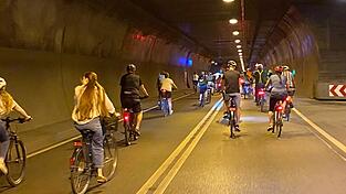 Einmal im Pulk durch den Deimer-Tunnel fahren: Das ist bei der Radlnacht möglich.