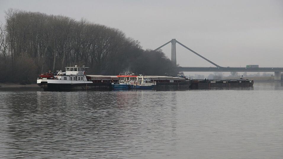 Bei dichtem Nebel ist am Donnerstag auf der Donau bei Metten ein Schiff auf Grund gelaufen. Bei dichtem Nebel ist am Donnerstag auf der Donau bei Metten ein Schiff auf Grund gelaufen.