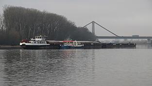 Bei dichtem Nebel ist am Donnerstag auf der Donau bei Metten ein Schiff auf Grund gelaufen. Bei dichtem Nebel ist am Donnerstag auf der Donau bei Metten ein Schiff auf Grund gelaufen.