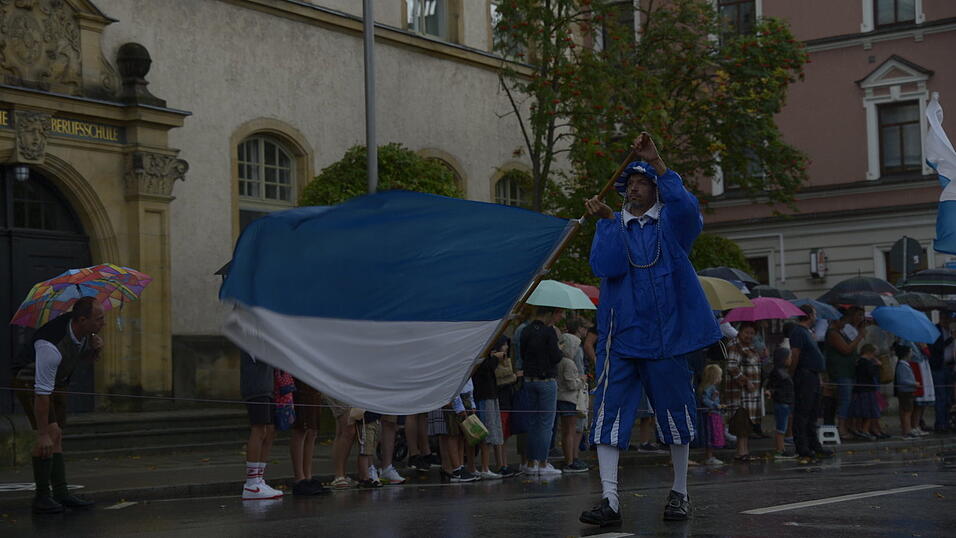 Zahlreiche Musik- und Trachtengruppen zogen nach dreij&auml;hriger Pause am Freitagabend zum Festplatz Am Hagen.&nbsp;