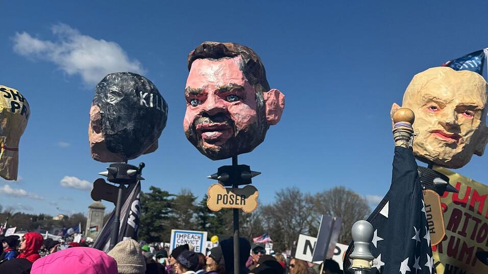 In Washington tragen Demonstrierende Pappk&ouml;pfe, die unter anderem den US-Vizepr&auml;sidenten J.D. Vance (M) darstellen sollen.