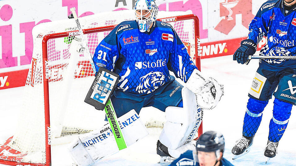 Jakub Skarek ist am Sonntagnachmittag der Turm in der Schlacht auf Seiten der Straubing Tigers, die mit einem 3:2-Sieg über Wolfsburg vor über 5.200 Fans im Eisstadion am Pulverturm die Maximalausbeute von sechs Zählern aus dem DEL-Wochenende mitnehmen. Jakub Skarek ist am Sonntagnachmittag der Turm in der Schlacht auf Seiten der Straubing Tigers, die mit einem 3:2-Sieg über Wolfsburg vor über 5.200 Fans im Eisstadion am Pulverturm die Maximalausbeute von sechs Zählern aus dem DEL-Wochenende mitnehmen.