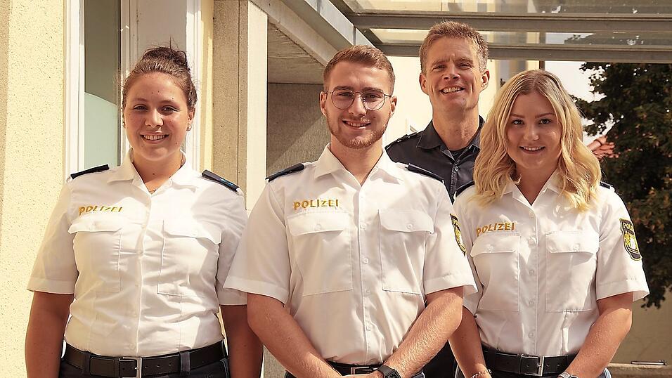 Die drei neuen Mitarbeiter der Polizeiinspektion Landau - Lisa Eichinger (vorne von links), Daniel Richter und Selina Einberger - mit Dienststellenleiter Stephan Lehner. Die drei neuen Mitarbeiter der Polizeiinspektion Landau - Lisa Eichinger (vorne von links), Daniel Richter und Selina Einberger - mit Dienststellenleiter Stephan Lehner.