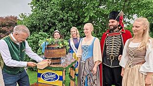 Unter den wachsamen Augen der Trenckdarsteller und der Bierhoheiten zapfte Bürgermeister Markus Ackermann das erste Fass Festbier an.