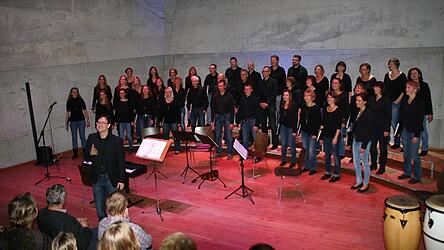 Der Chor Lehra und Mehra im Konzerthaus in Blaibach. „Das ist schon was Besonderes“, sagt Chorleiter Andreas Ernst.