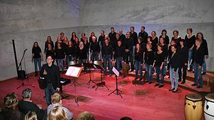 Der Chor Lehra und Mehra im Konzerthaus in Blaibach. „Das ist schon was Besonderes“, sagt Chorleiter Andreas Ernst.