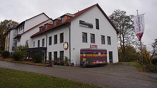 Aus dem Haus Hermannsberg, das in die Jahre gekommen war, ist ein saniertes und hochmodernes Veranstaltungs- und Tagungshotel geworden. Menschen mit und ohne Behinderung arbeiten dort zusammen. Aus dem Haus Hermannsberg, das in die Jahre gekommen war, ist ein saniertes und hochmodernes Veranstaltungs- und Tagungshotel geworden. Menschen mit und ohne Behinderung arbeiten dort zusammen.